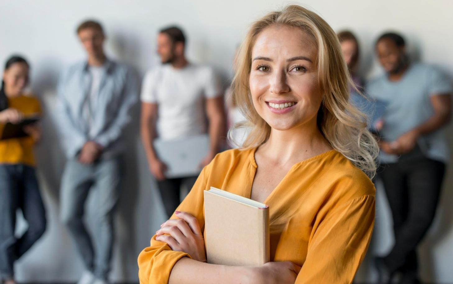 Professionelles Beratungsgespräch zur Budgetplanung und finanziellen Überprüfung